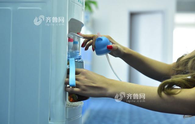 女主播诉苦：遇喷子赔笑脸 迟到扣光奖金(图)