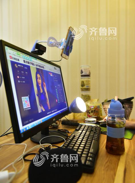 女主播诉苦：遇喷子赔笑脸 迟到扣光奖金(图)