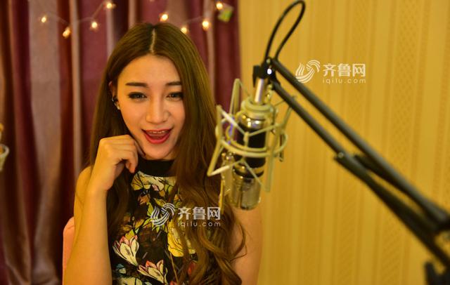 女主播诉苦：遇喷子赔笑脸 迟到扣光奖金(图)