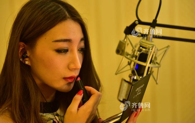 女主播诉苦：遇喷子赔笑脸 迟到扣光奖金(图)