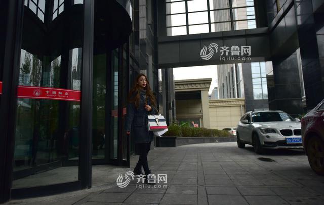 女主播诉苦：遇喷子赔笑脸 迟到扣光奖金(图)