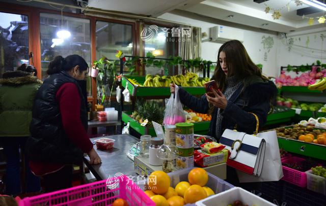 女主播诉苦：遇喷子赔笑脸 迟到扣光奖金(图)