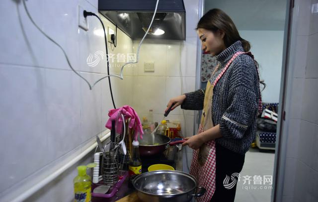女主播诉苦：遇喷子赔笑脸 迟到扣光奖金(图)
