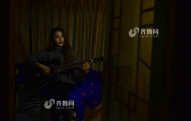 女主播诉苦：遇喷子赔笑脸 迟到扣光奖金(图)
