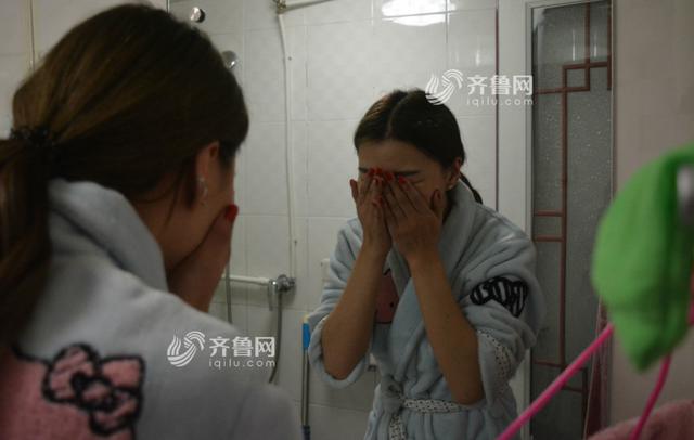 女主播诉苦：遇喷子赔笑脸 迟到扣光奖金(图)