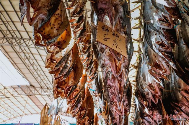 青岛初冬甜晒鱼卖得火 鲜鱼晒着更好吃