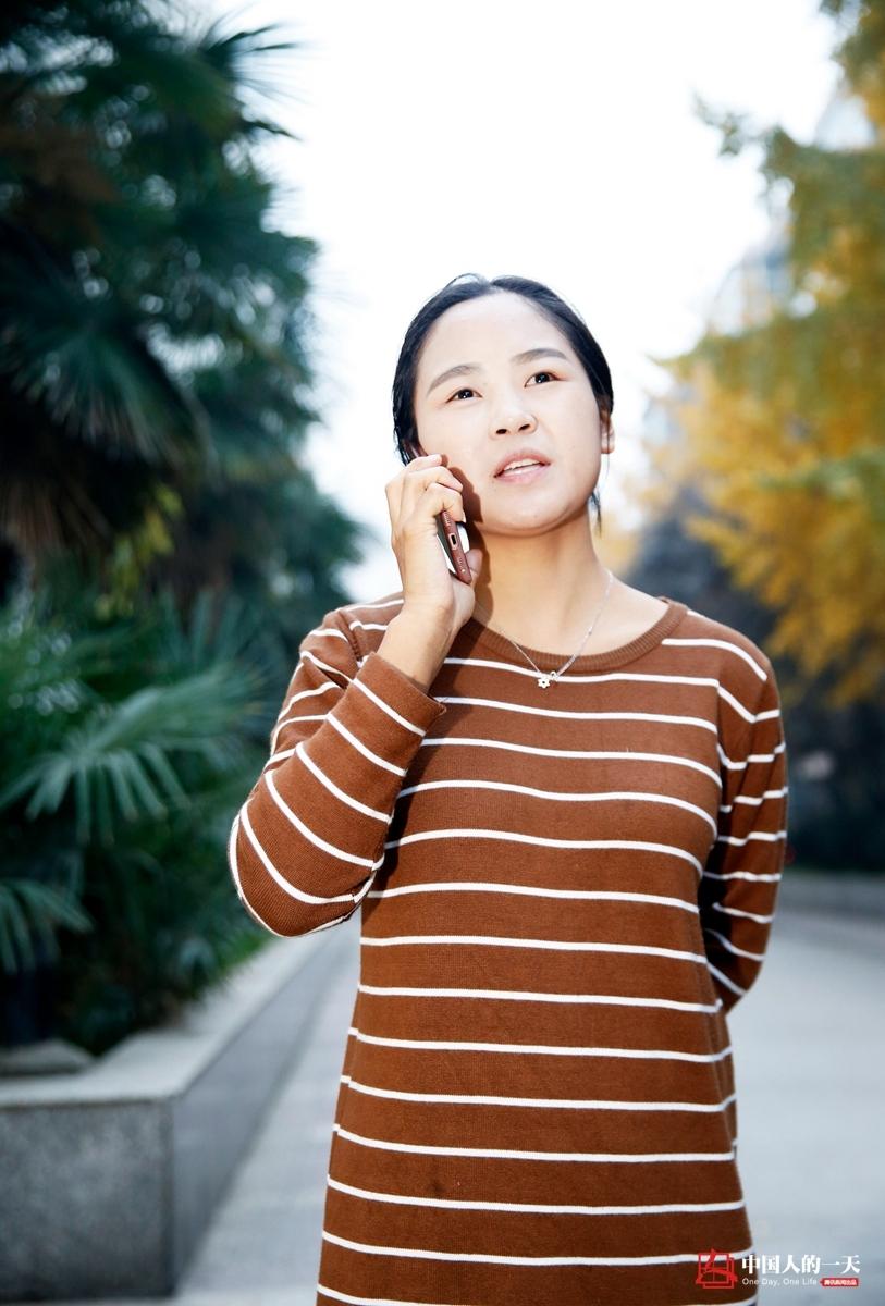 尿毒症女孩街边摆摊攒钱自救：此生欠债太多