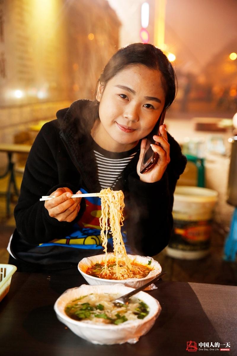 尿毒症女孩街边摆摊攒钱自救：此生欠债太多