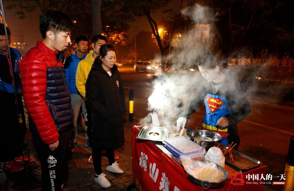 尿毒症女孩街边摆摊攒钱自救：此生欠债太多