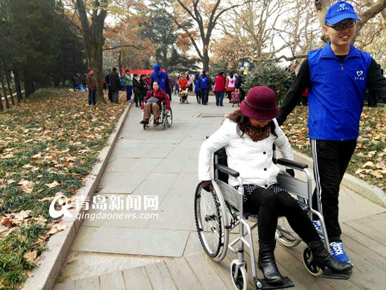 【世界残疾人日】市民体验蒙眼上路轮椅出行