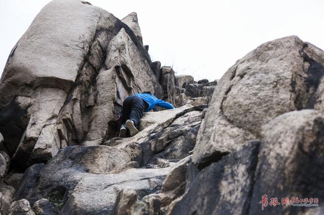 实拍青岛速降一族浮山'飞檐走壁'的勇者游戏