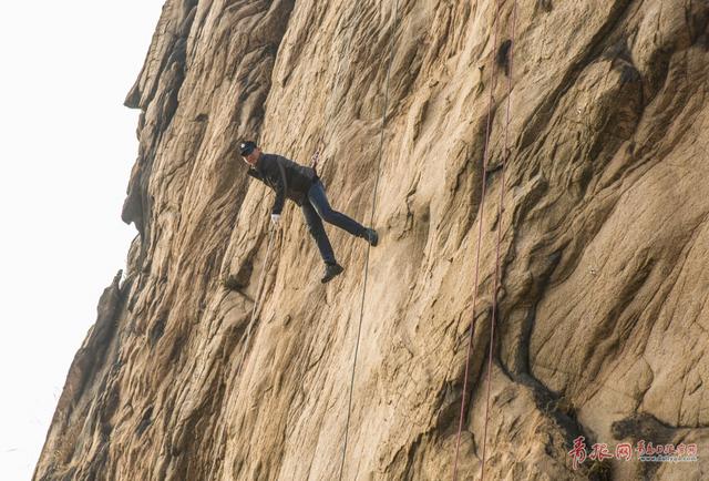 实拍青岛速降一族浮山'飞檐走壁'的勇者游戏