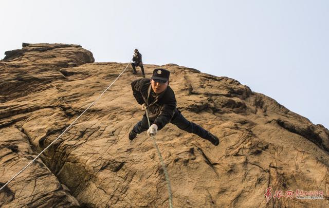 实拍青岛速降一族浮山'飞檐走壁'的勇者游戏