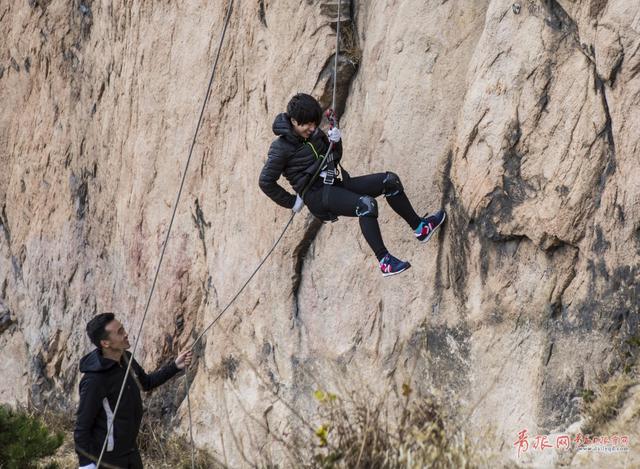 实拍青岛速降一族浮山'飞檐走壁'的勇者游戏