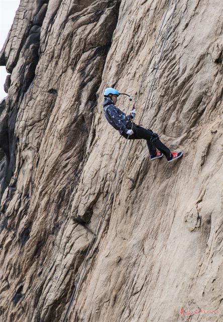 实拍青岛速降一族浮山'飞檐走壁'的勇者游戏