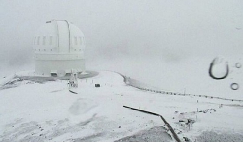 超罕见！夏威夷降大雪 冲浪胜地变高山滑雪场