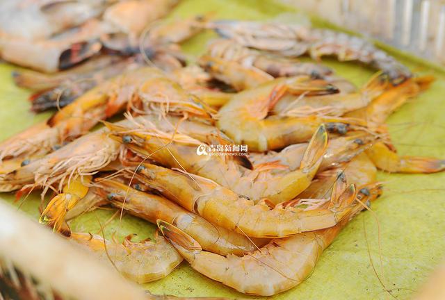 高清：沙子口海捕大虾上岸 鲜嫩肥美市民抢购