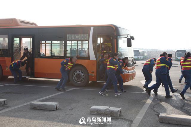 实拍公交车自燃消防演习 救护车消防车齐登场