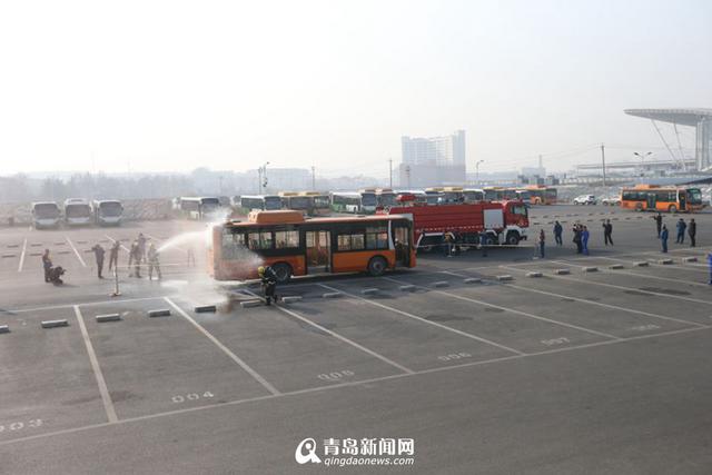 实拍公交车自燃消防演习 救护车消防车齐登场