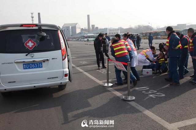 实拍公交车自燃消防演习 救护车消防车齐登场
