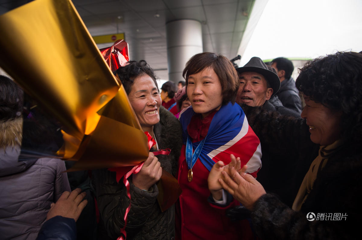 朝鲜女足连夺世界冠军 举国欢腾万人空巷(图)