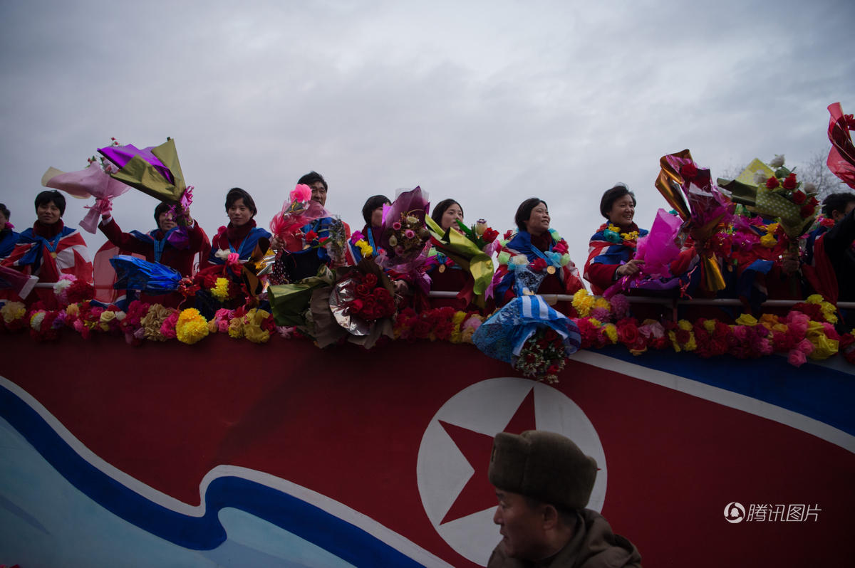 朝鲜女足连夺世界冠军 举国欢腾万人空巷(图)