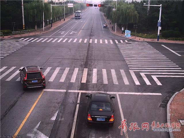 疯狂女司机一年违法433次 躲交警连闯5个红灯