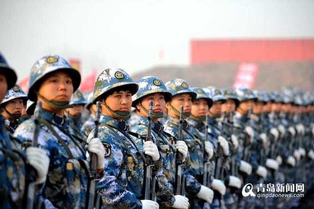 高清：帅! 北海舰队2016年新兵列队接受检阅