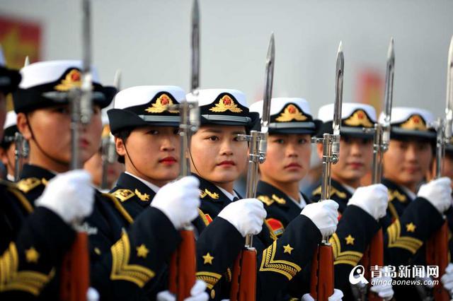 高清：帅! 北海舰队2016年新兵列队接受检阅