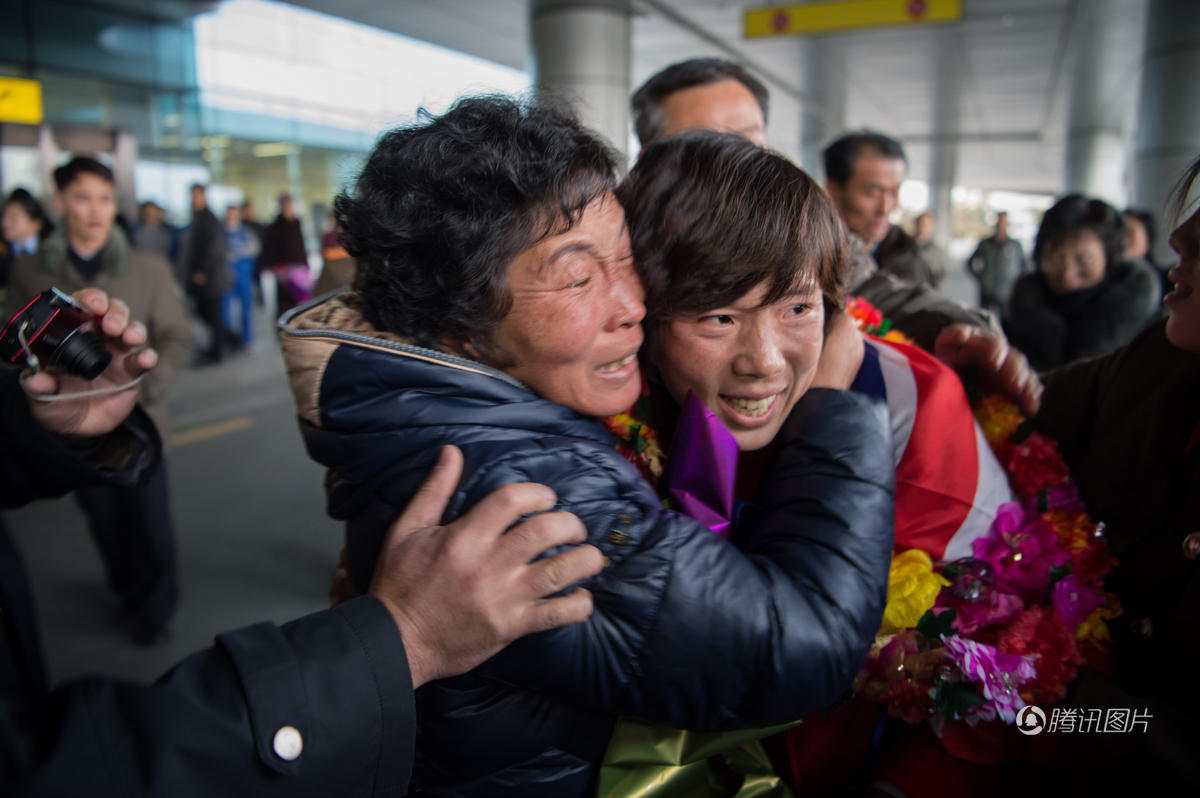 朝鲜女足连夺世界冠军 举国欢腾万人空巷(图)