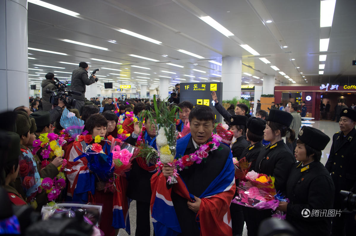 朝鲜女足连夺世界冠军 举国欢腾万人空巷(图)