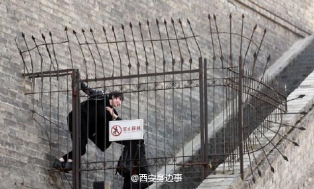 为省40元门票 三小伙涉险爬西安城墙