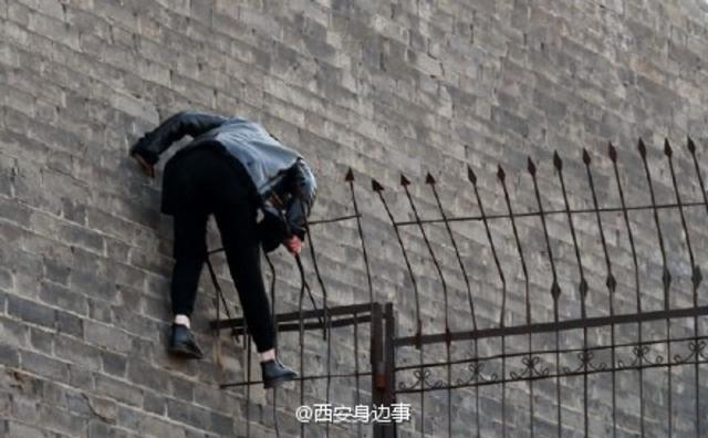 为省40元门票 三小伙涉险爬西安城墙