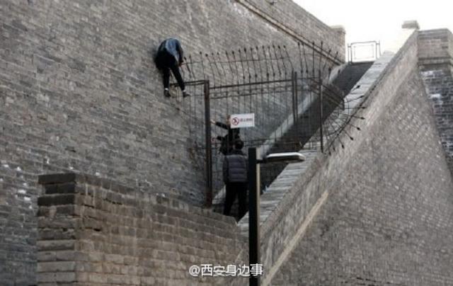 为省40元门票 三小伙涉险爬西安城墙