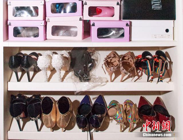 90后网络主播摄像头后 不为人知的生活