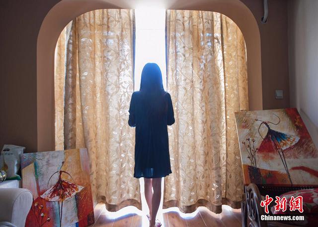 90后网络主播摄像头后 不为人知的生活