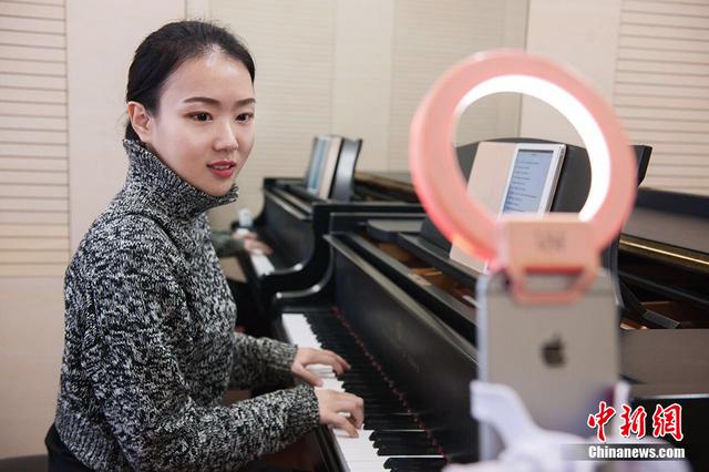 90后网络主播摄像头后 不为人知的生活