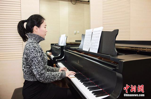 90后网络主播摄像头后 不为人知的生活