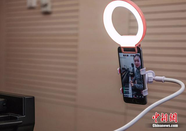 90后网络主播摄像头后 不为人知的生活