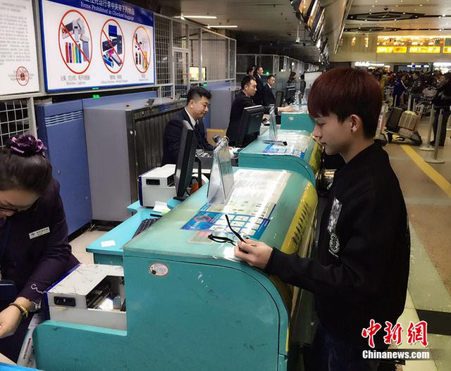 90后网络主播摄像头后 不为人知的生活