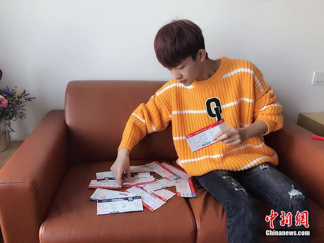 90后网络主播摄像头后 不为人知的生活