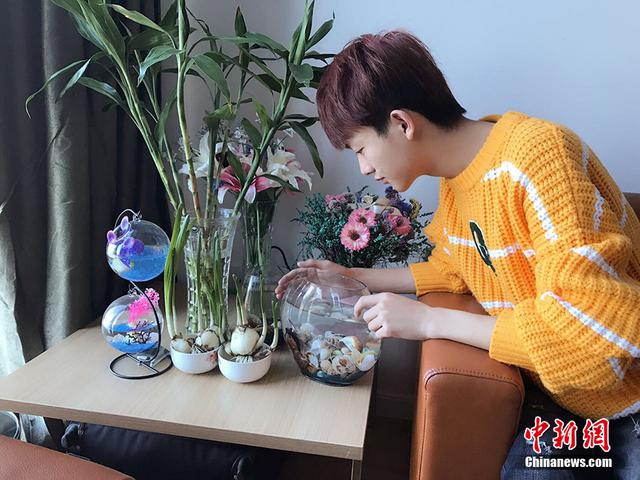 90后网络主播摄像头后 不为人知的生活