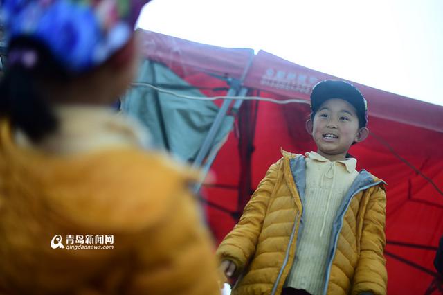 【青岛故事】卖水果的小女孩:我的妈妈不在了