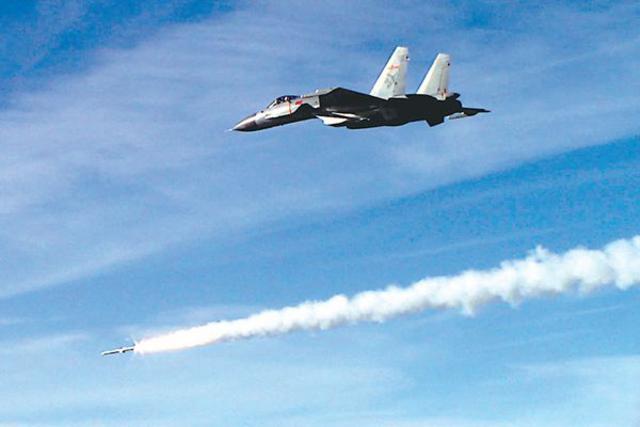 图为歼-15发射导弹。