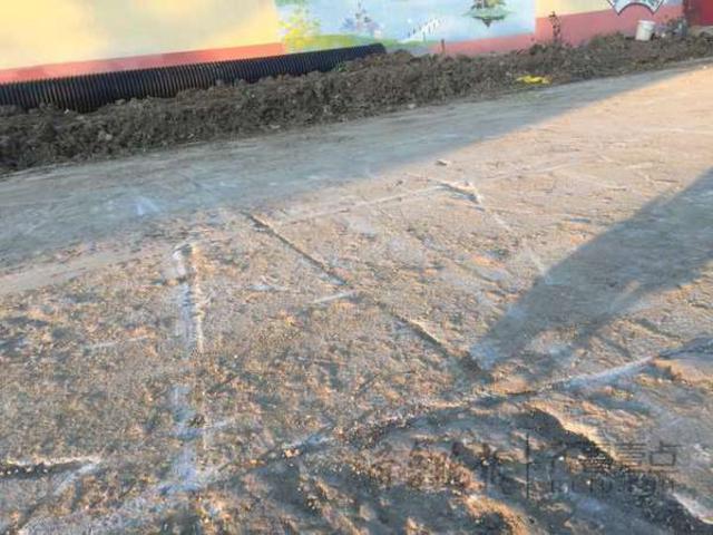 管道施工现场突塌四米深坑 胶州一名58岁工人身亡