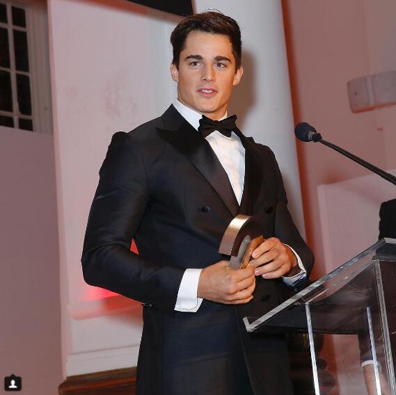 全球最性感老师当模特 颜值智商双高一夜成名