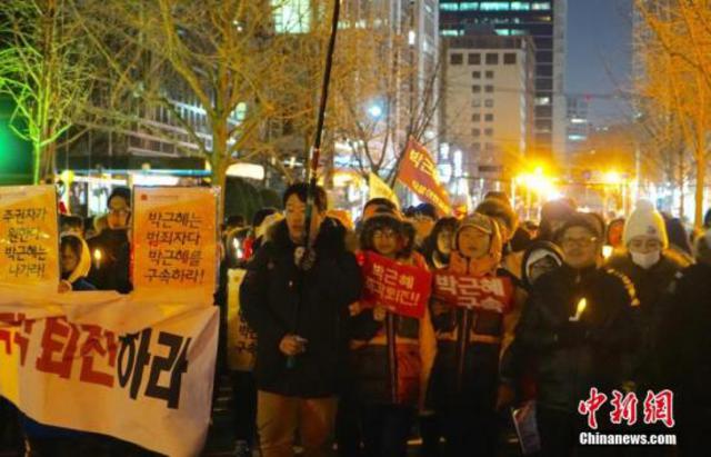 当地时间12月10日，韩国民众举行“亲信干政”事件后第七轮大规模集会。虽然前一日韩国国会通过总统弹劾案，朴槿惠已被暂停总统职权，但示威民众仍高喊口号，要求朴槿惠立即下台。当日也有“亲朴派”市民团体举行游行，反对弹劾案，称“弹劾无效”。<a target='_blank' href=' align=