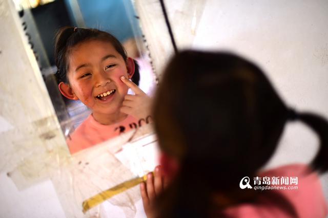 追踪：卖水果的小女孩找到新家 未来想'整容'