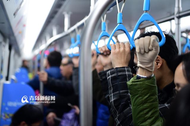 高清:实拍地铁3号线首个早高峰 满满的全是真爱