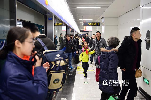 高清:实拍地铁3号线首个早高峰 满满的全是真爱